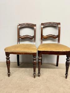 Coppia di sedie L. Filippo 1850, intagliate. Noce massello, mis h87, l46, p40 cm. 